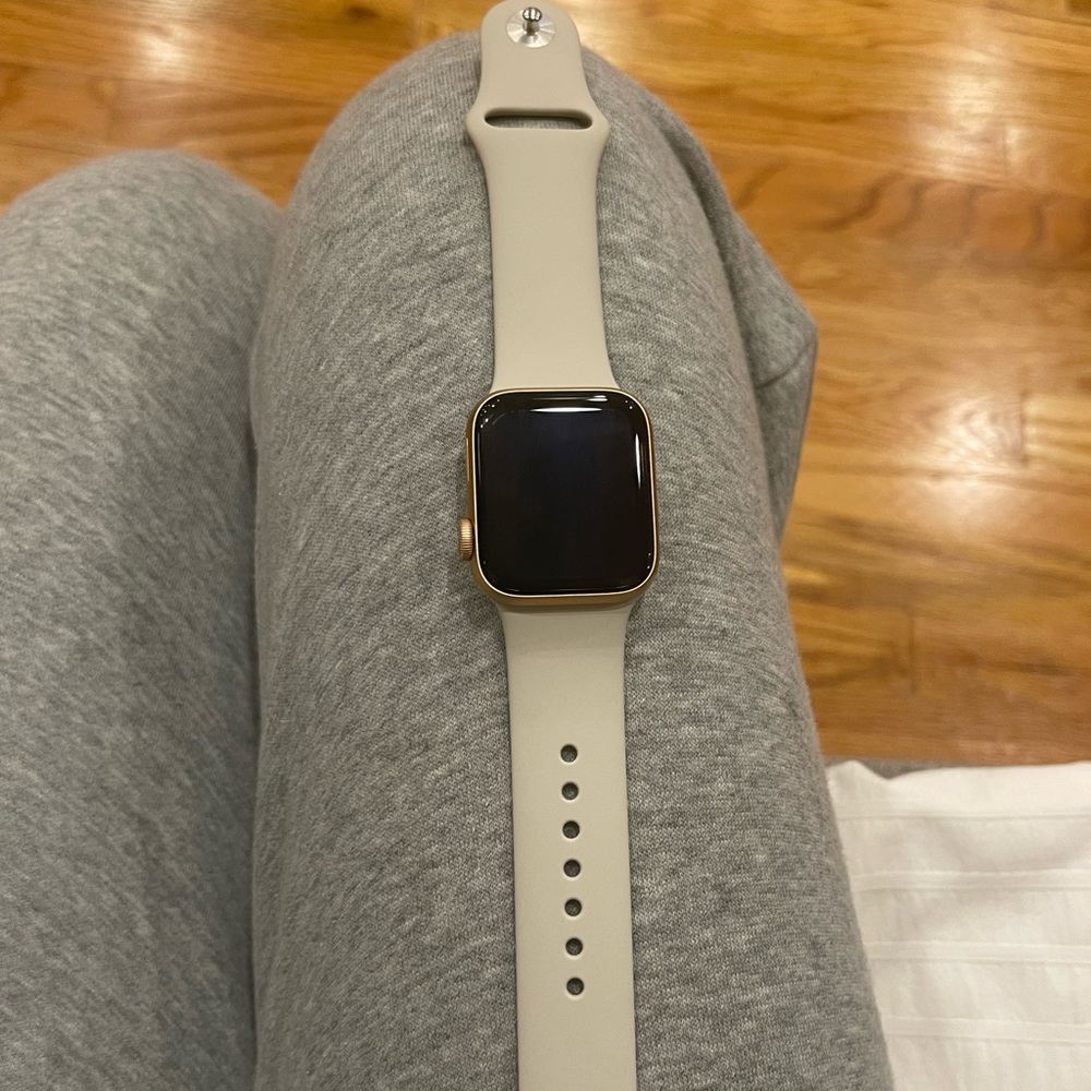 Apple Watch SE: Gold Aluminum Case 41MM